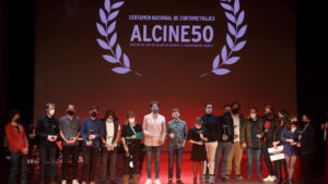 Una gran alfombra roja, música de orquesta y píldoras de humor alcalaíno para la gala de premiados de ALCINE50
