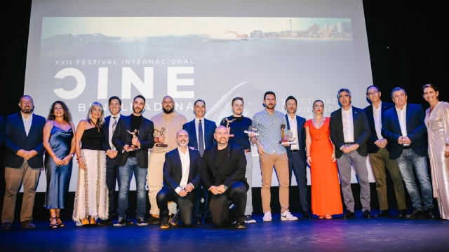 Dani Rovira recibe el Premio de Interpretación en la gala de clausura del Festival Internacional de Cine de Benalmádena